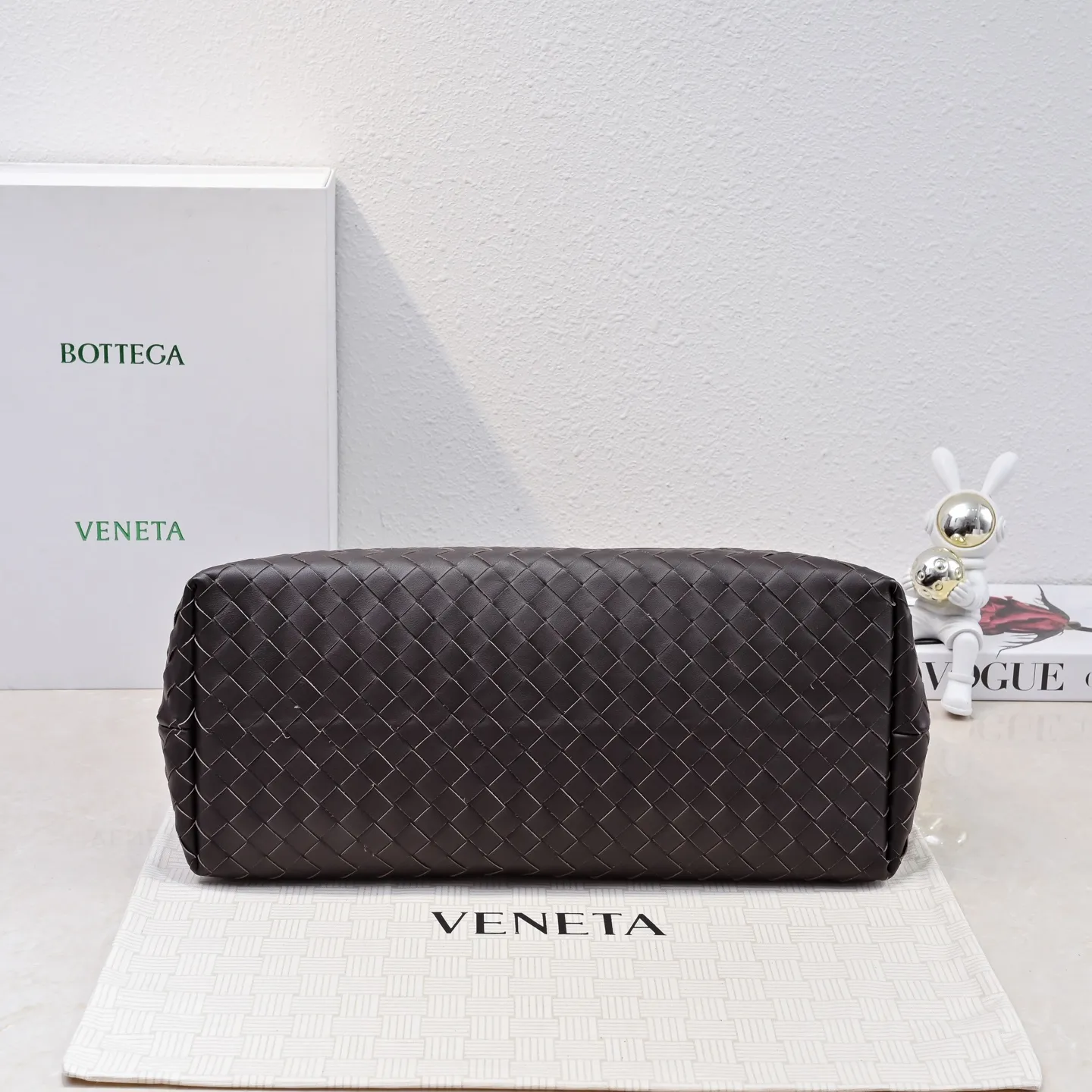 Batch 2960 BOTTEGA VENETA 2025 new men's ANDIAMO backpack Bottega Veneta's main recommendation is undoubtedly Andiamo. The first new favorite of 2025 is a men's splayed buckle bag. It can be seen that the designer has used many small ideas. The detachable cross-body strap is very convenient for elite office workers to carry their work diary. Reduce the burden on your hands when carrying office supplies. The interior is divided into two large compartments and a small zippered compartment. Unlike the women's model, the compartments here are not detachable. The fixed large single layer also makes it easier to pack lightly when going out to work and avoids the accumulation of too many small items. Style number: 5969 Size: 43*32*20cm